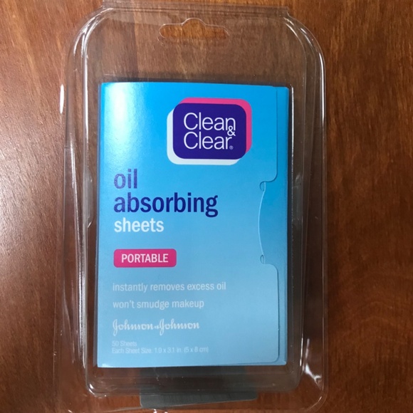 Clean & Clear Oil Absorbing Sheets 50 sheets per pack - Picture 4 of 8